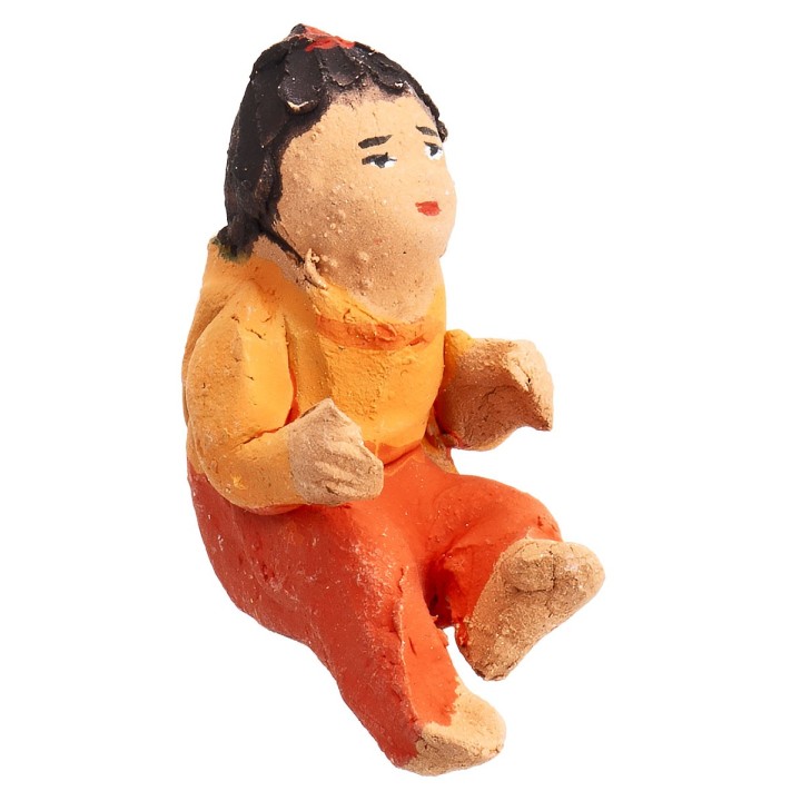 Bambina seduta in terracotta con colorazione arancio 3,6 cm