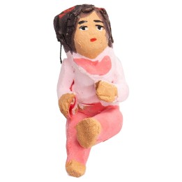 Bambina seduta in terracotta con colorazione rosa 3,6 cm