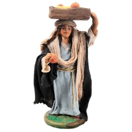 Donna con cassa di frutta 10 cm in terracotta con abiti in