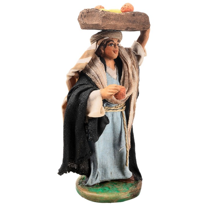 Donna con cassa di frutta 10 cm in terracotta con abiti in