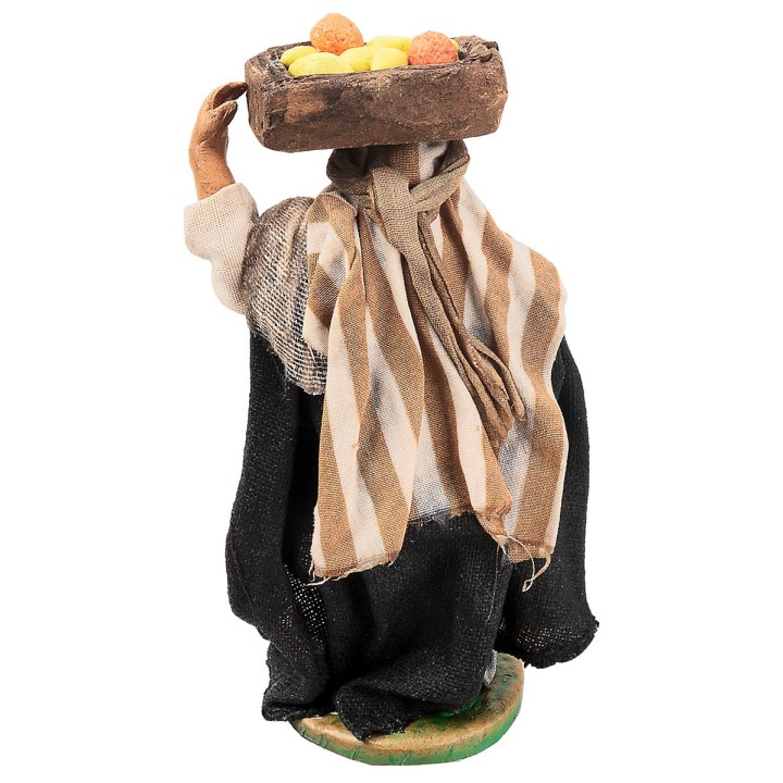 Donna con cassa di frutta 10 cm in terracotta con abiti in