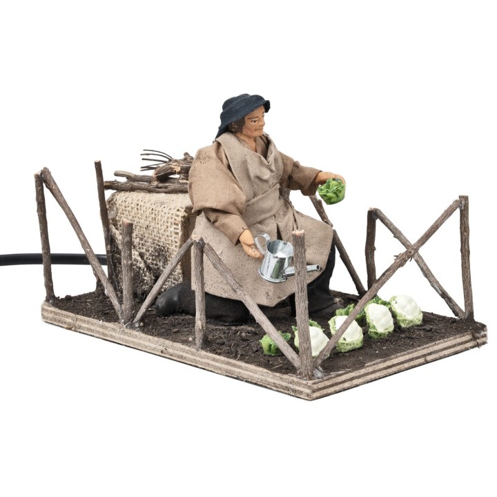 Campesina que riega hortalizas en movimiento serie 12 cm