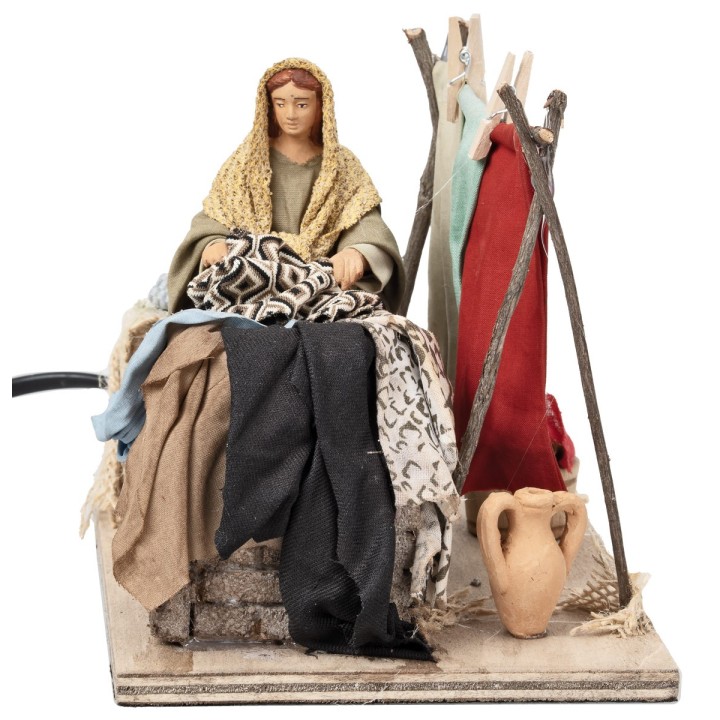 Mujer tendiendo la ropa serie 12 cm en movimiento