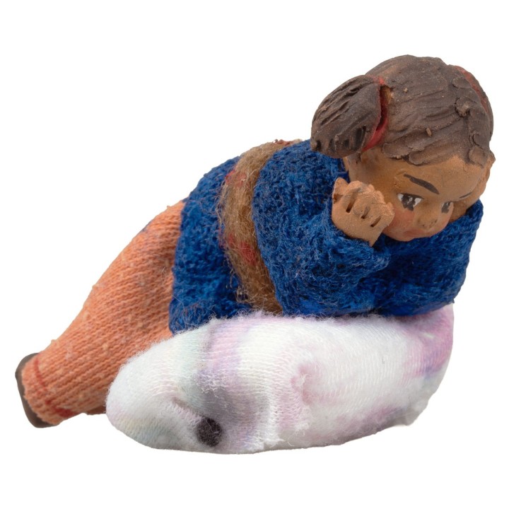 Bambina sdraiata serie 12 cm