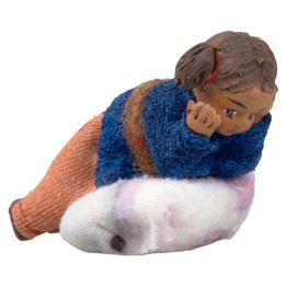 Bambina sdraiata su cuscino serie 10 cm