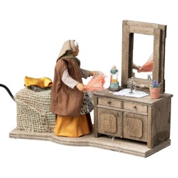 Donna che spolvera la credenza in movimento serie 12 cm