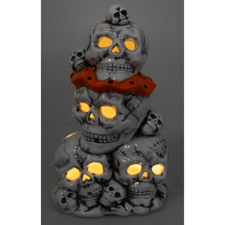 Pila de cráneos de resina iluminados 27,5 cm