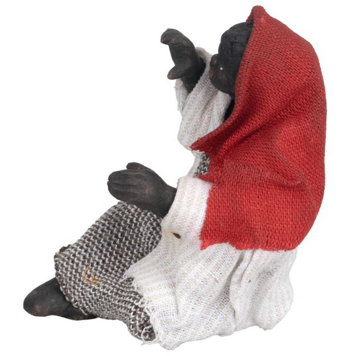 Mujer sentada que amamanta serie 10 cm