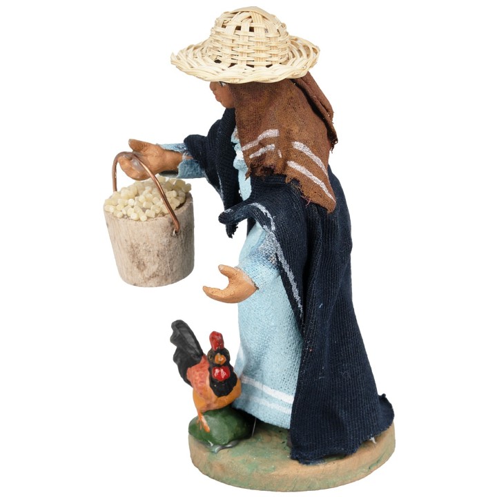 Donna con secchio di semi e gallina per presepe 10 cm