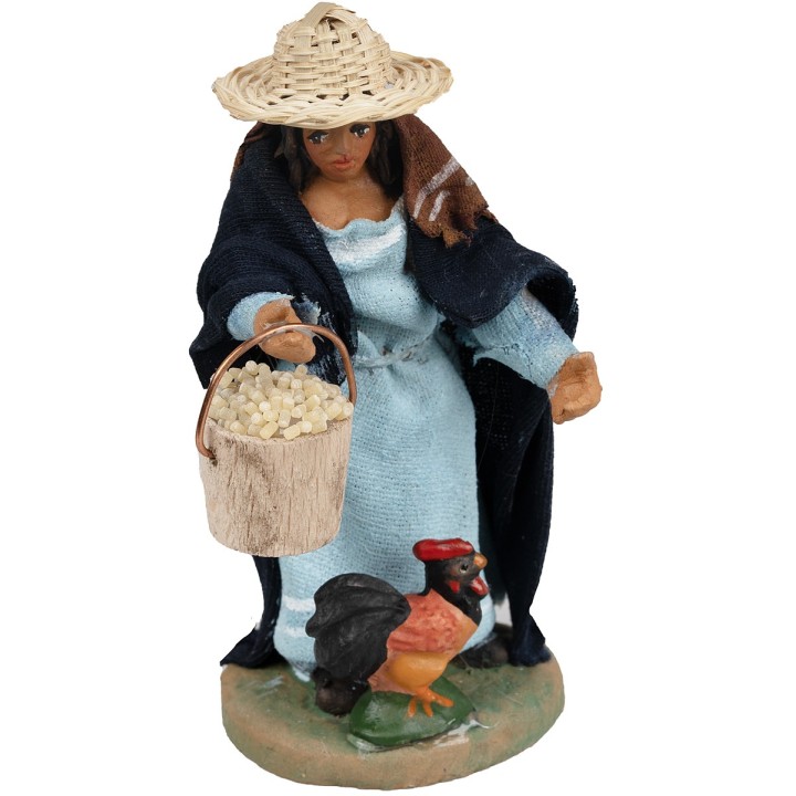 Donna con secchio di semi e gallina per presepe 10 cm