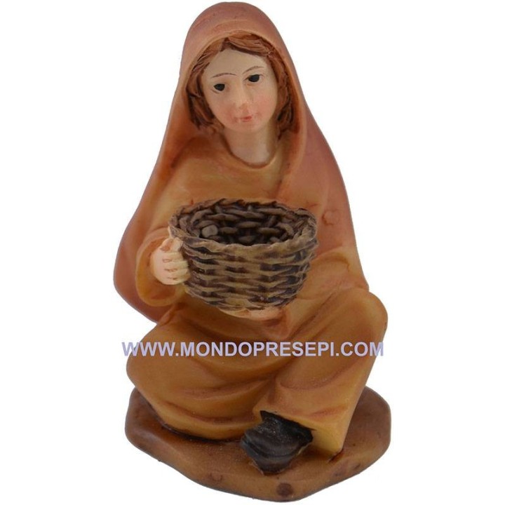 Mujer sentada con cesta de 9 cm