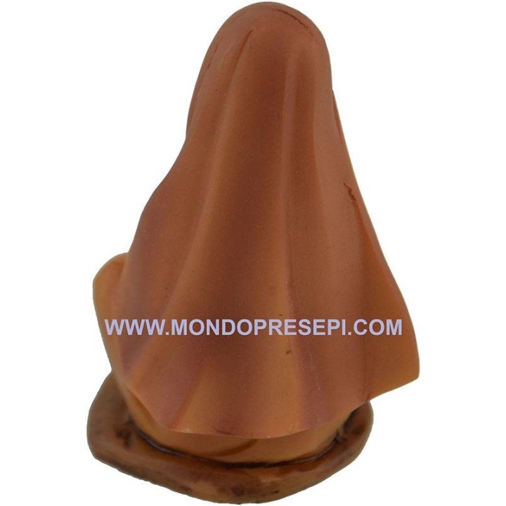 Mujer sentada con cesta de 9 cm
