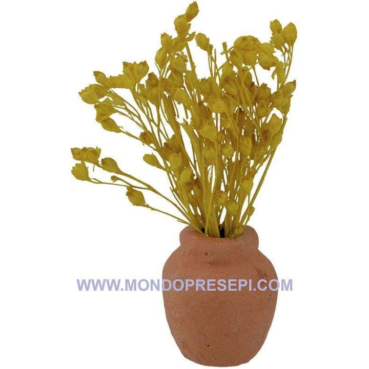 Vaso in terracotta con fiori gialli