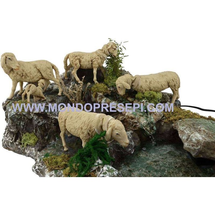 Gruppo pecore in movimento con ruscello